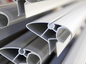 Jungiamieji aliuminio konstrukciniai profiliai ir priedai